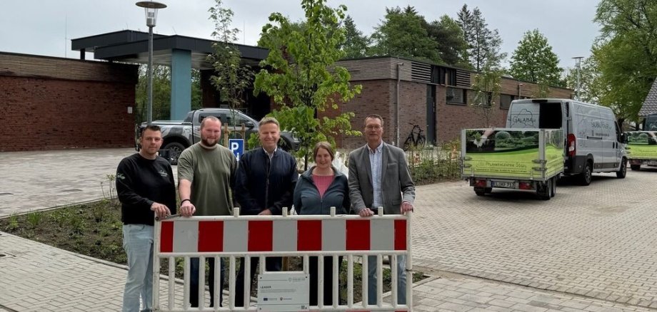 Mehrere Personen vor einem Freibad