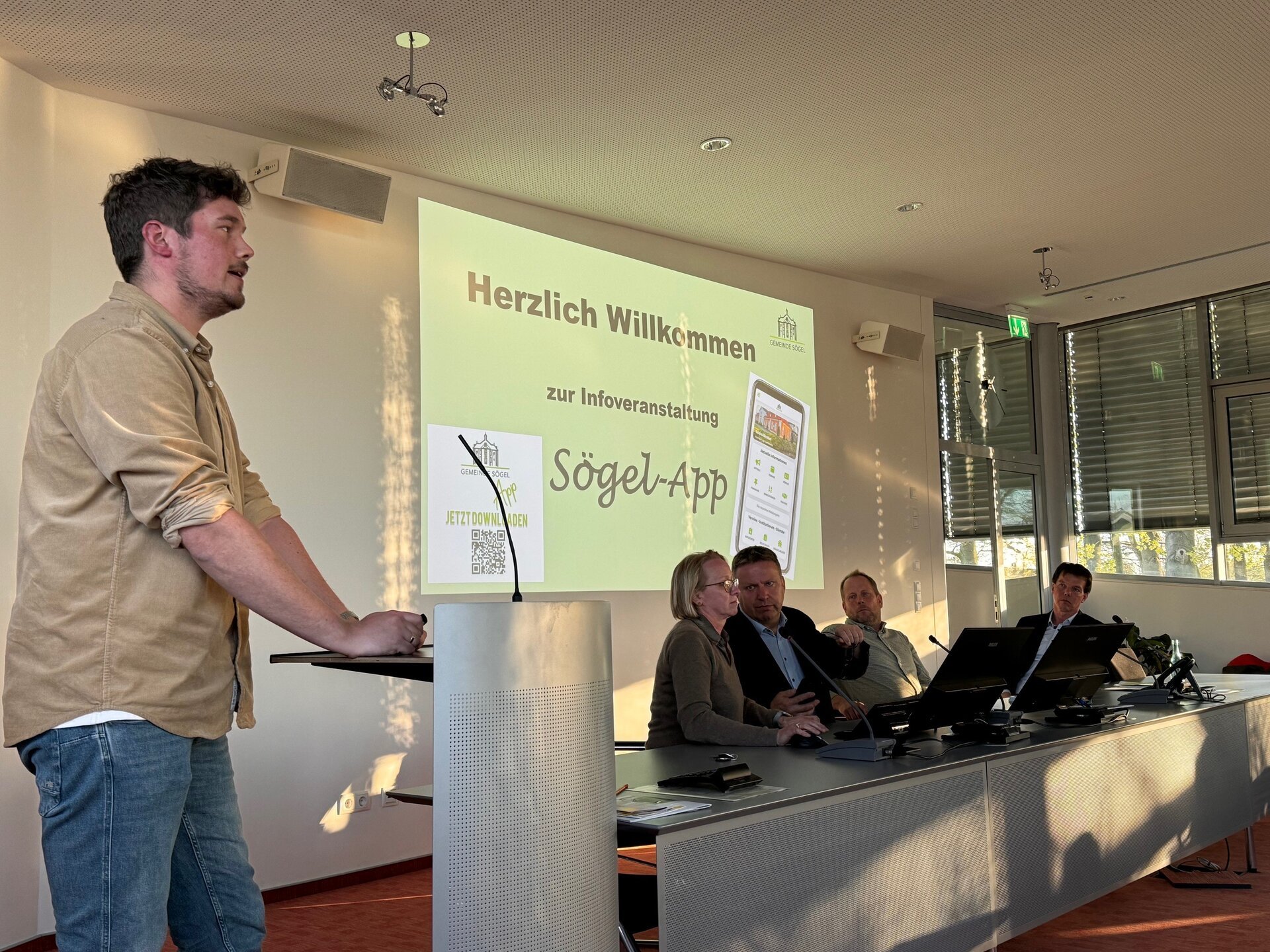 Ein Bild mit mehreren Personen im Sitzungssaal