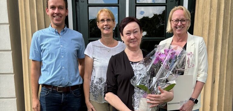 Ein Bild mit mehreren Personen auf der Treppe vor dem Rathaus