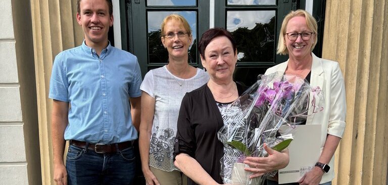 Ein Bild mit mehreren Personen auf der Treppe vor dem Rathaus