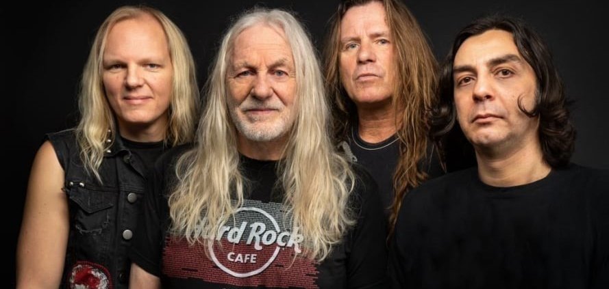 Ein Bild mit einer vier Männern