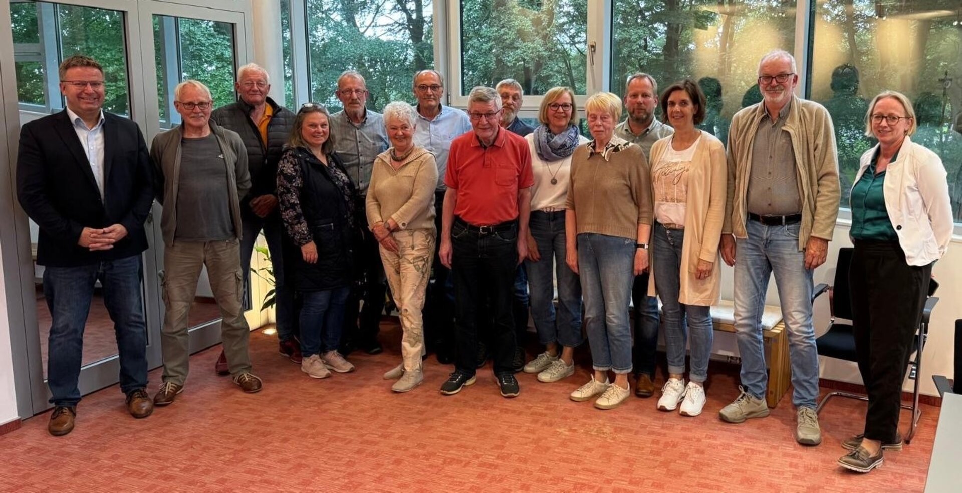 Ein Bild mit vielen Personen im Saal