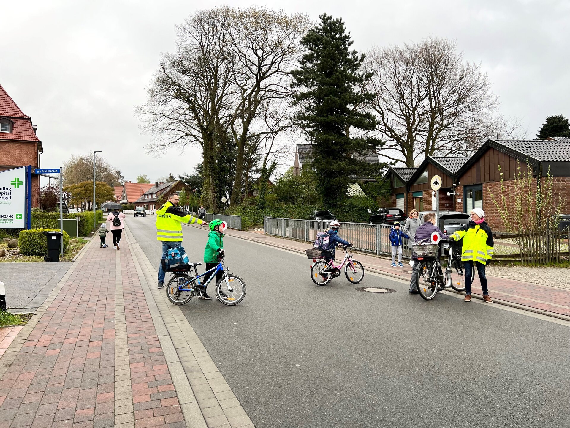 Bild mit Menschen und einer Straße 