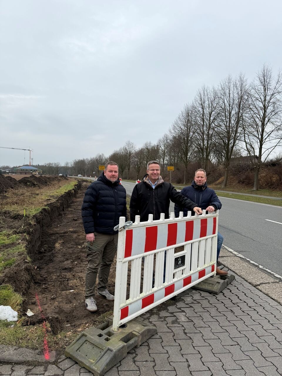 Ein Bild mit einer Straße und Personen