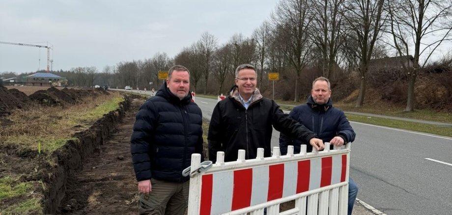 Ein Bild mit einer Straße und Personen