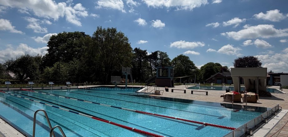 Auf dem Bild ist ein leeres Schwimmbecken zu sehen.