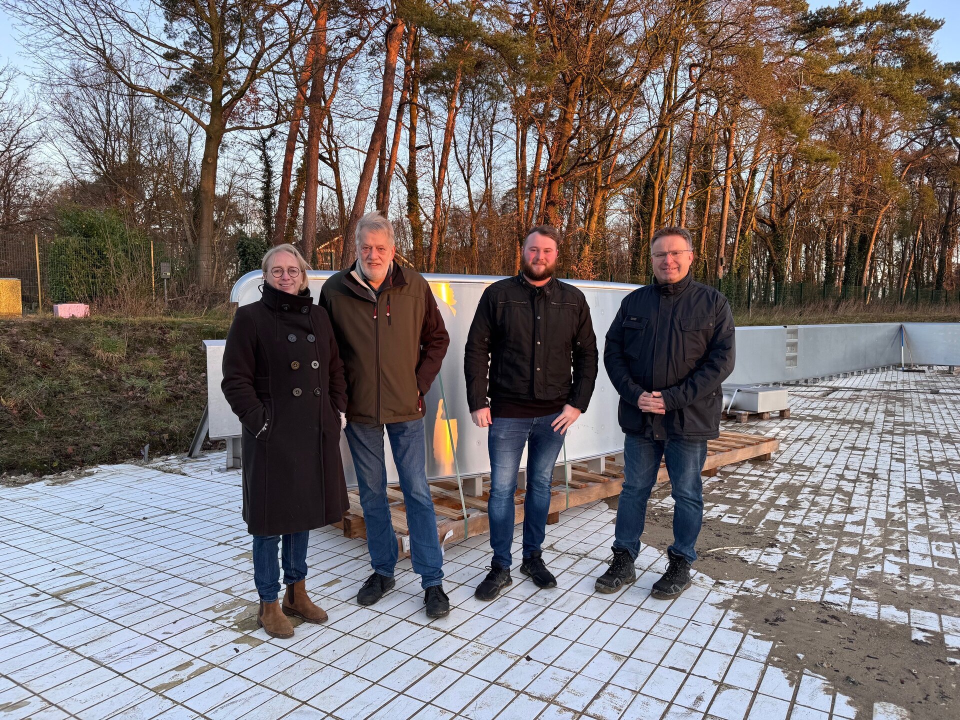 ein Bild mit vier Personen