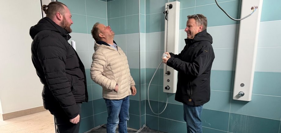 Ein Bild mit drei Personen