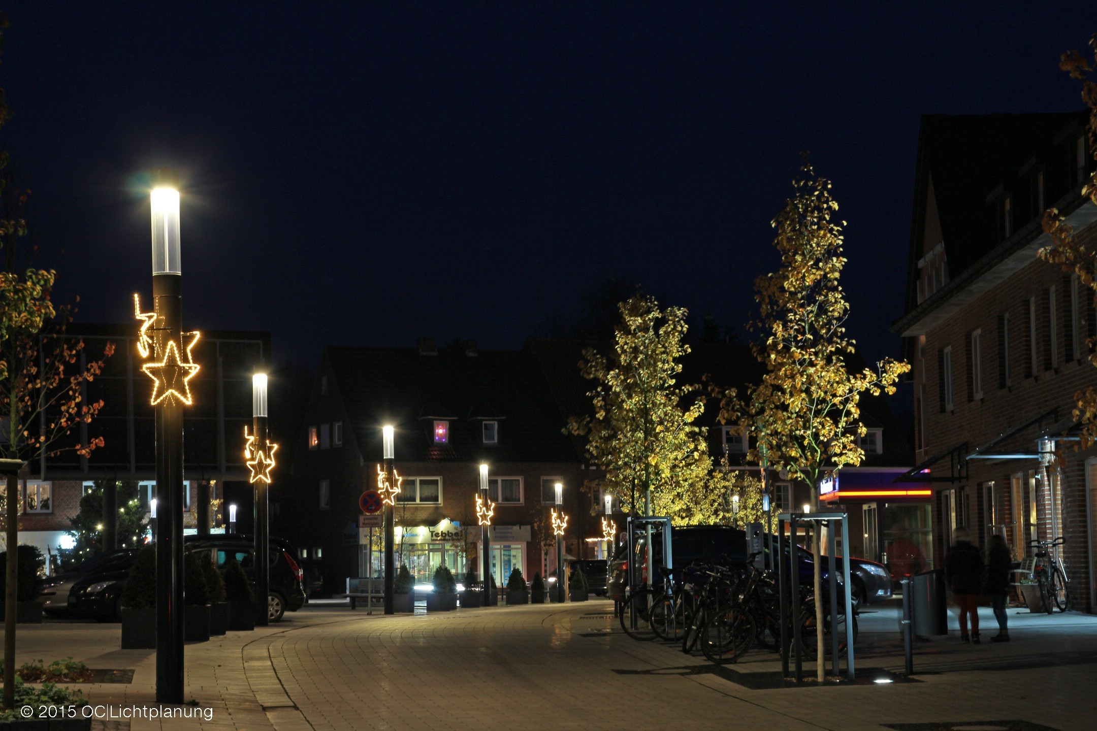 Einige Laternen die mit leuchtenden Sterne geschmückt sind 