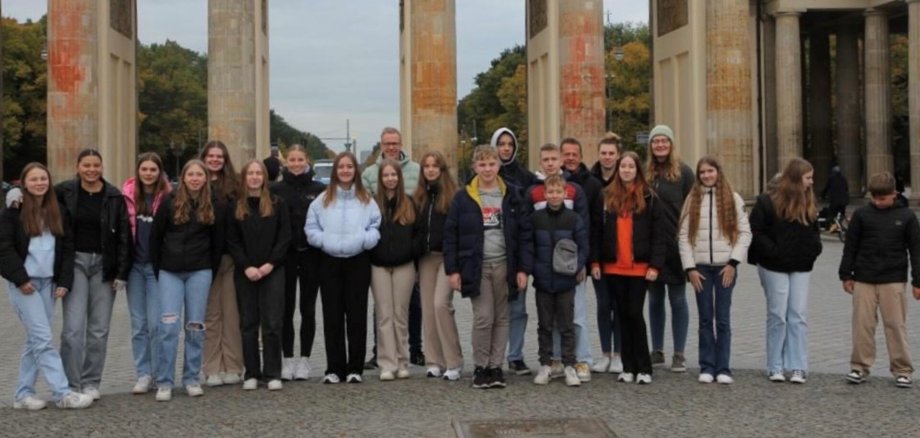 Ein Bild mit mehreren Personen vor dem Brandenburger Tor