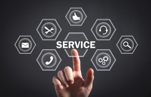 Ein Finger zeigt auf das Wort Service