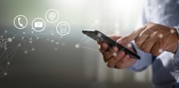 Eine Hand die auf einem Smartphone tippt