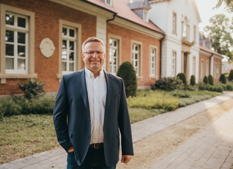 Samtgemeindebürgermeister vor dem Rathaus 