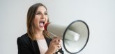 Frau mit einem Megaphone
